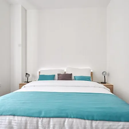 With Breakfast Revolucija Otel