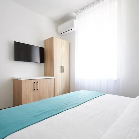 With Breakfast Revolucija Otel