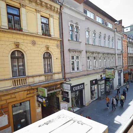 With Breakfast Revolucija Otel