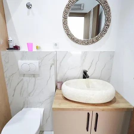 With Breakfast Revolucija Otel *