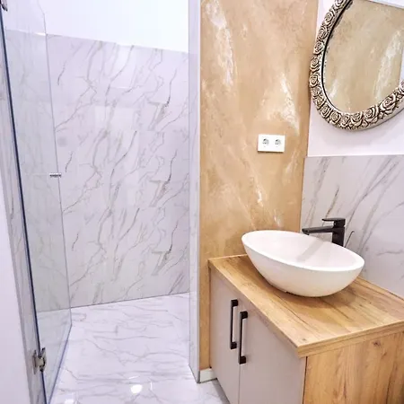 With Breakfast Revolucija Otel Saraybosna