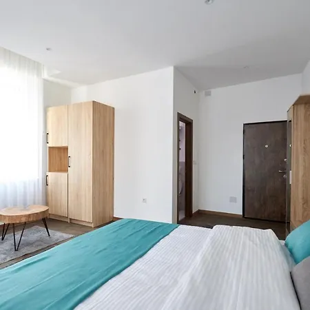 Otel With Breakfast Revolucija