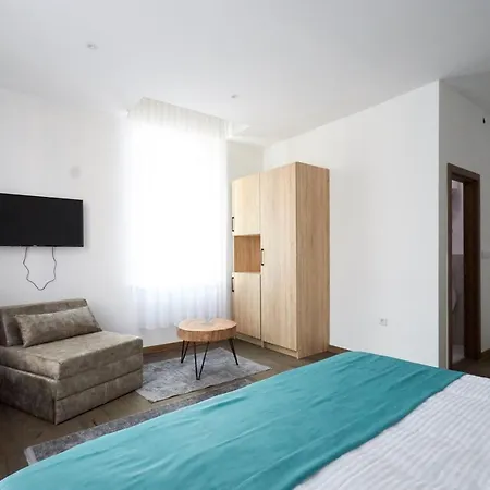 Otel With Breakfast Revolucija