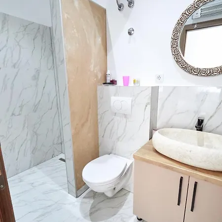 With Breakfast Revolucija